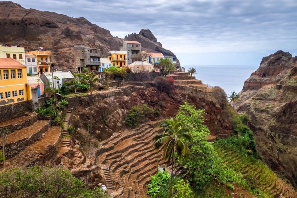 Village coloré de Fontainhas à Santo Antão, perché sur des falaises volcaniques dominant des cultures en terrasses face à l’océan Atlantique.