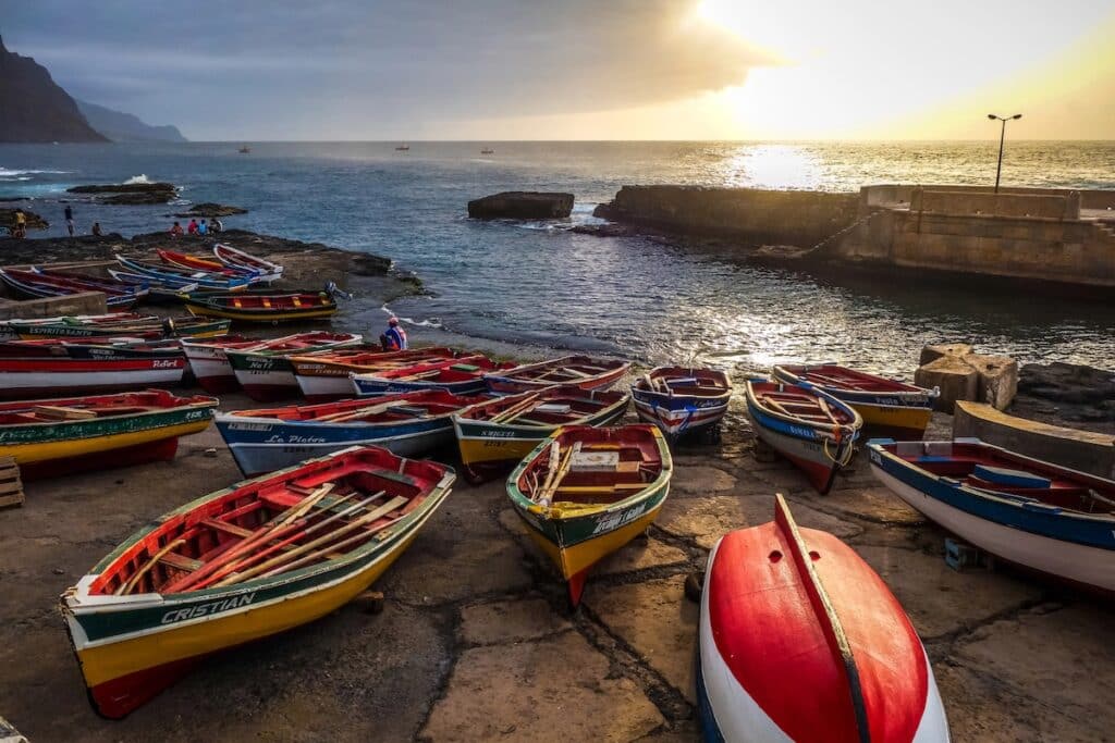 Bateaux de pêche dans le port de Ponta do Sol lors du coucher de soleil.