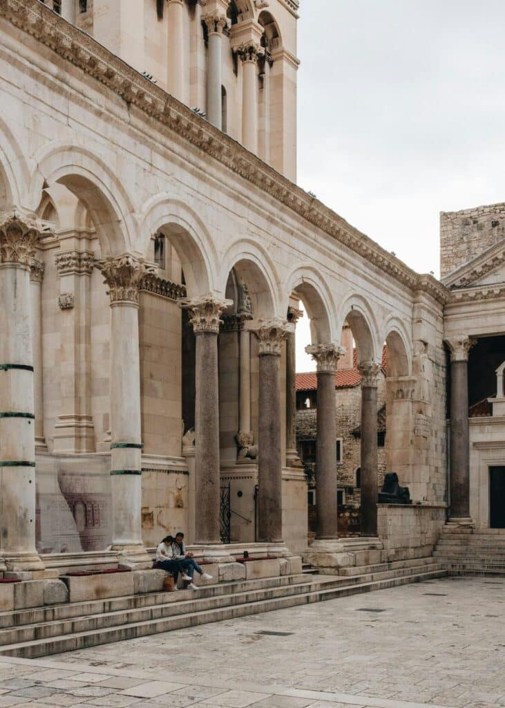 Colonnade et chapiteaux corinthiens du palais de Dioclétien