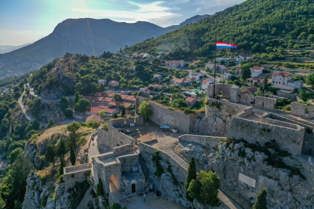 Vue aérienne de la forteresse de Klis sur son éperon rocheux au-dessus de la vallée