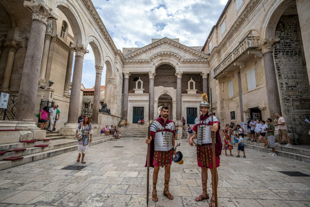 Figurants en légionnaires romains sur le Péristyle du palais de Dioclétien, visiteurs autour des colonnes
