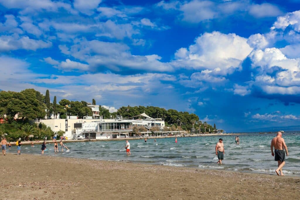 Baigneurs sur la plage de sable de Bačvice, à Split