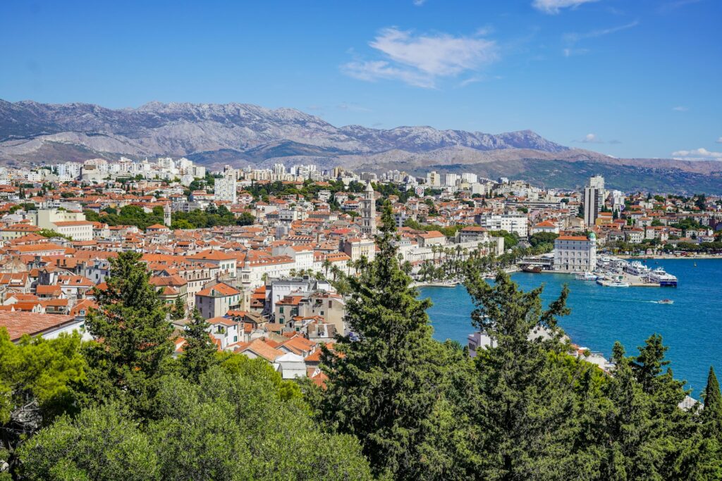 Vue sur les toits de Split, le port et les montagnes depuis une colline couverte de pins