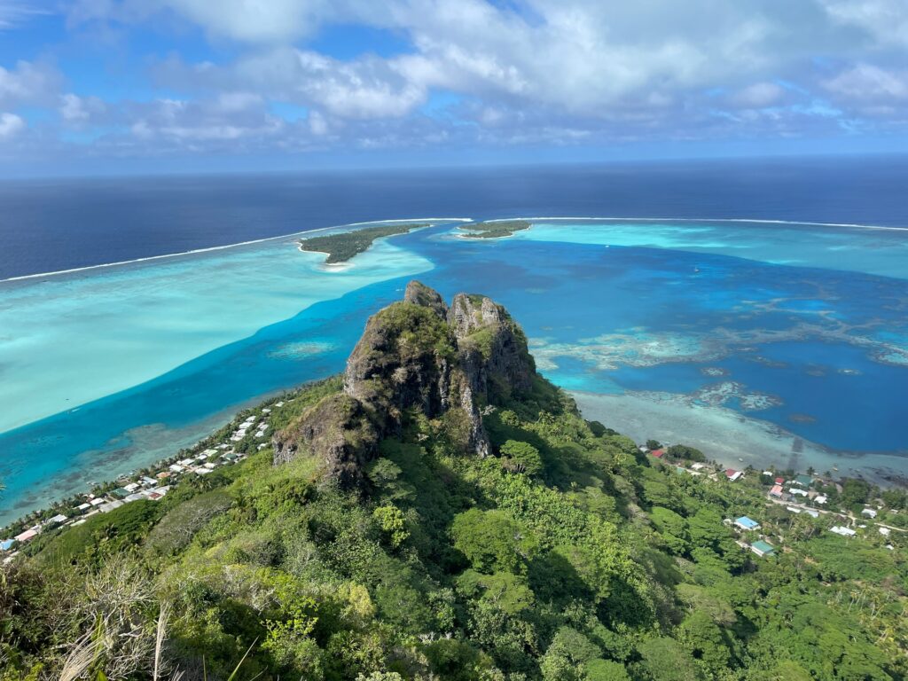 Vue panoramique sur l'île de Tahiti, sa forêt tropicale et l'océan pacifique.