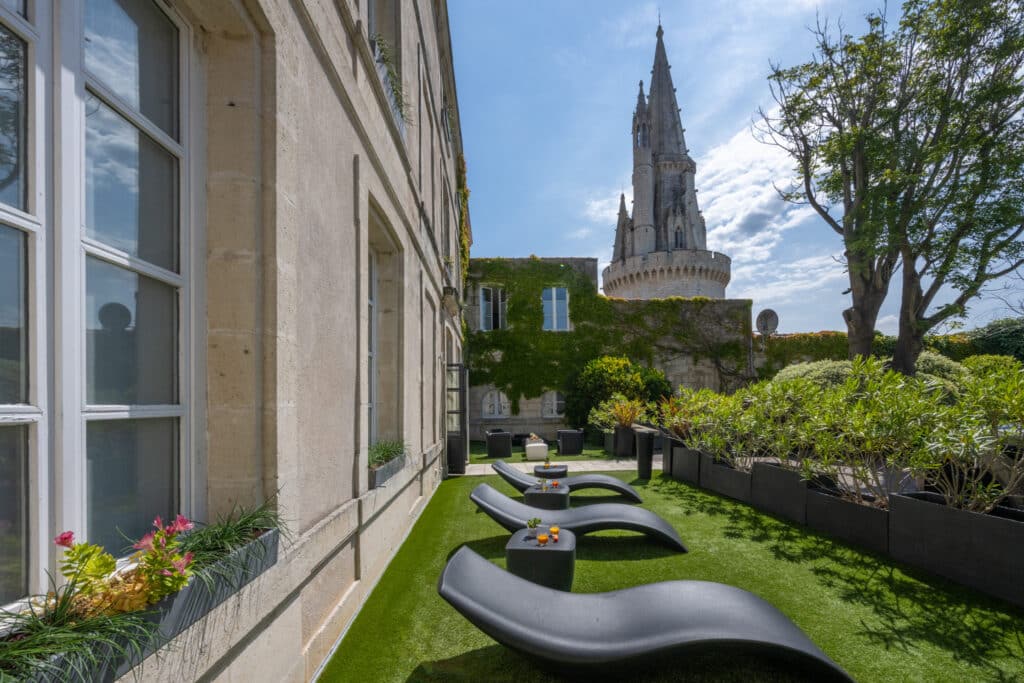 Terrasse de l’Hôtel La Monnaie avec vue panoramique sur le centre historique de La Rochelle.