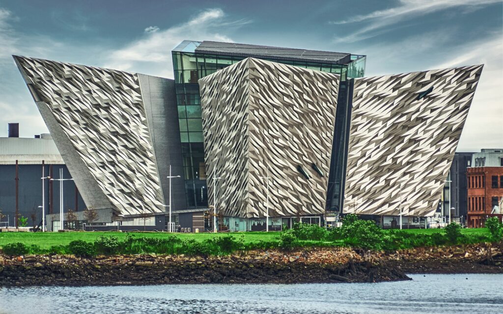 Musée Titanic Belfast et sa façade en forme de proue, Irlande du Nord