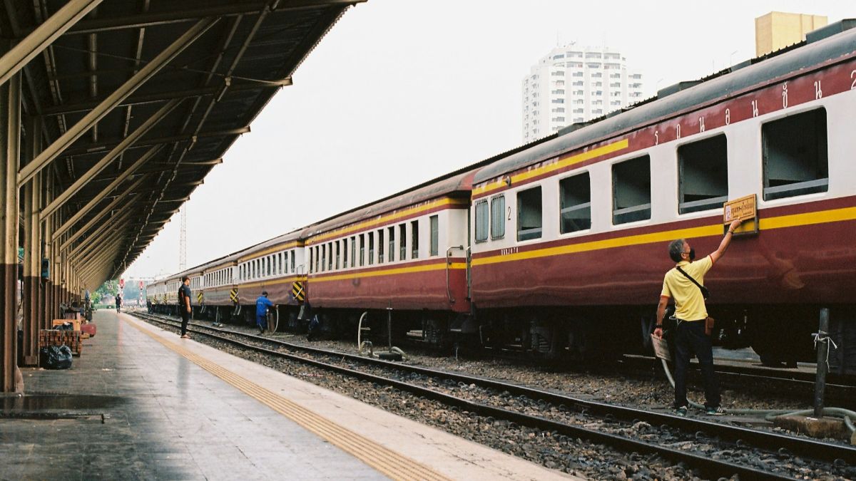 Un vendeur ambulant propose ses produits aux occupants du train de nuit Bangkok - Chang mai