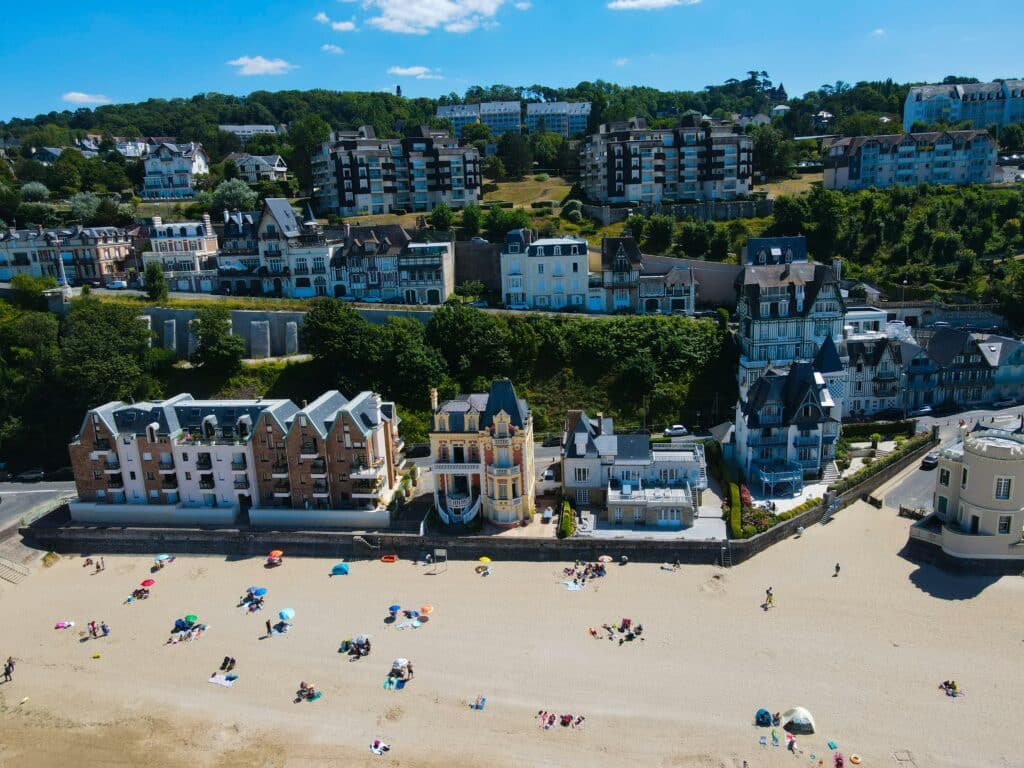 Vue aérienne sur les villas en bord de plage de Trouville-sur-Mer.