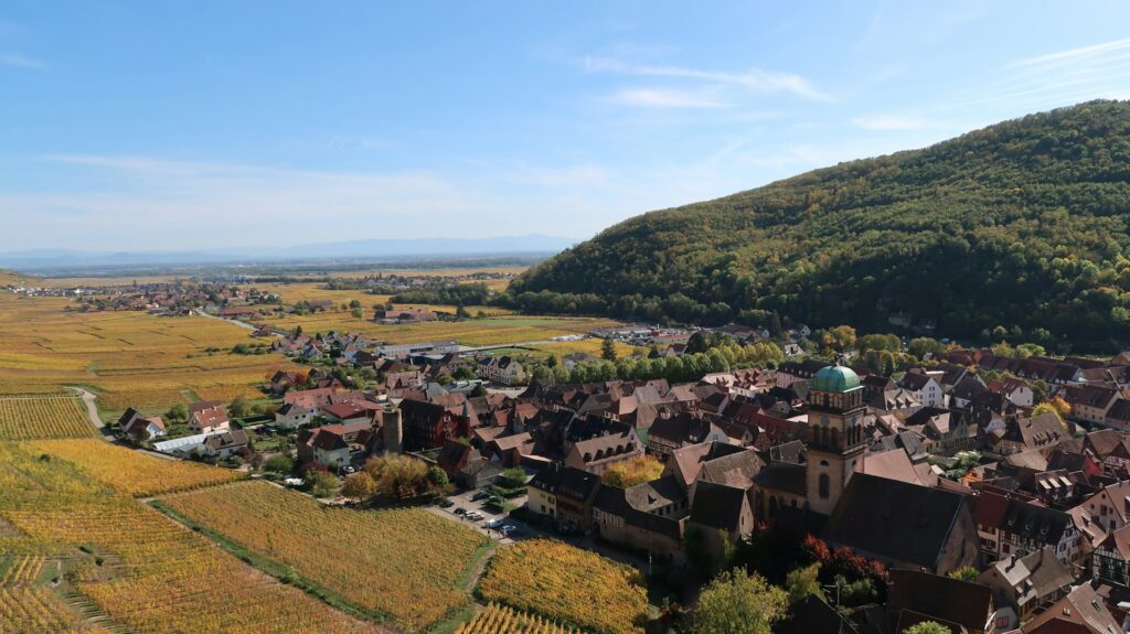 Vignoble et village de la route des vins d'Alsace en Automne