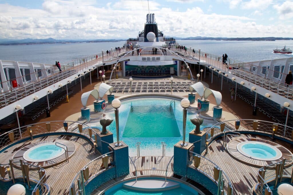 Piscine et jacuzzis sur le pont d'un bateau de croisière.