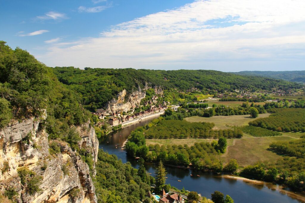Paysage le long de la rivière Dordogne fin octobre.
