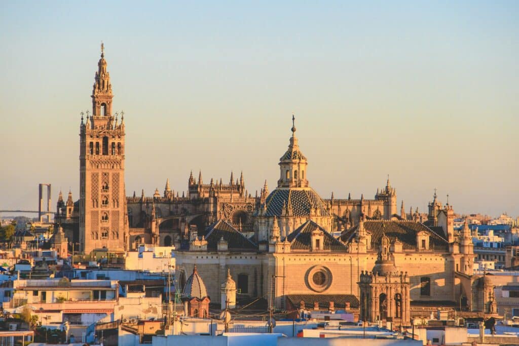 Lumière automnale sur la cathédrale de Séville et la Giralda.