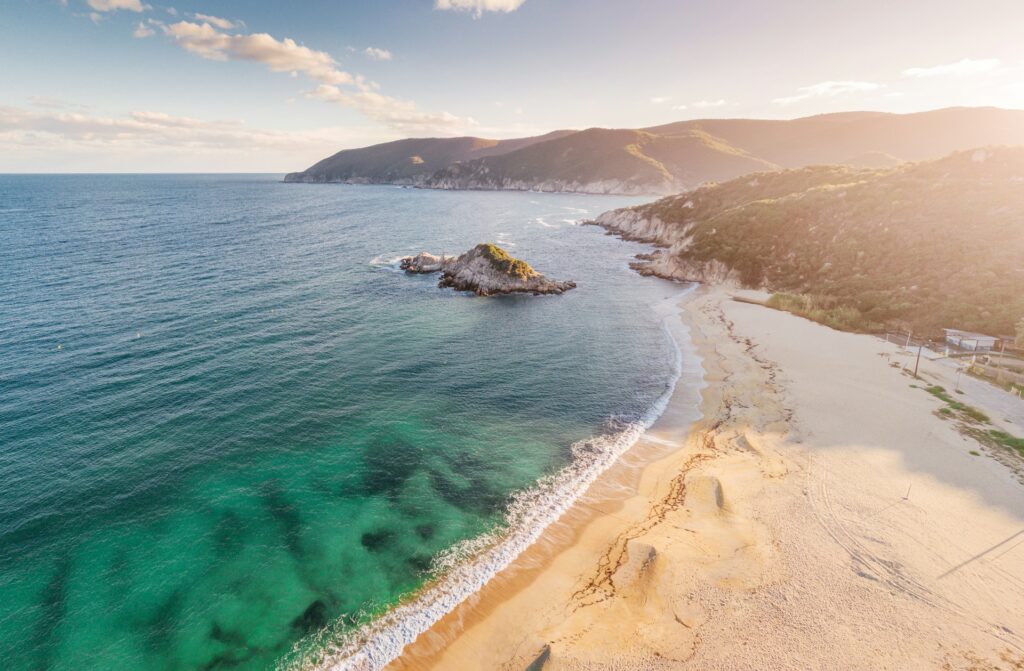 Vue aérienne d'une plage de l'île Maurice au petit matin.