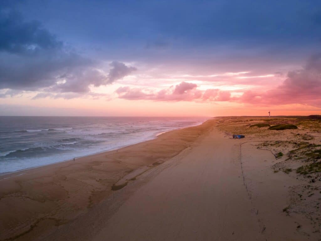 Derniers rayons du jour sur une plage des Landes.