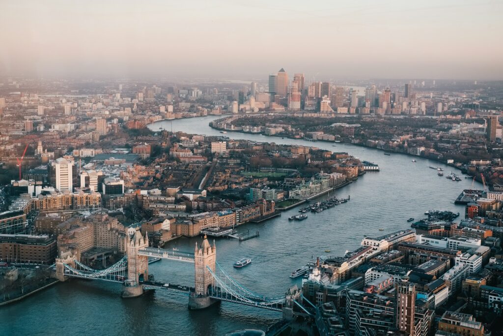 Vue aérienne de la tamise au niveau de Tower Bridge avec la slyline de Londres et de la City en toile de fond.