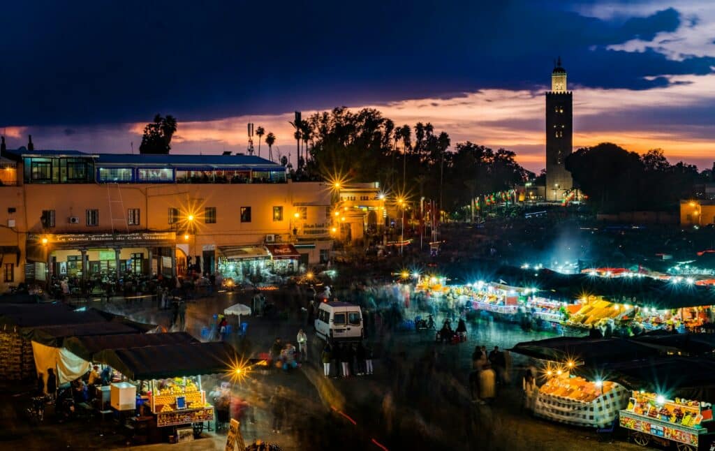 Animation et étales de nourriture sur la place Jemaa el Fna à Marrakech de nuit.