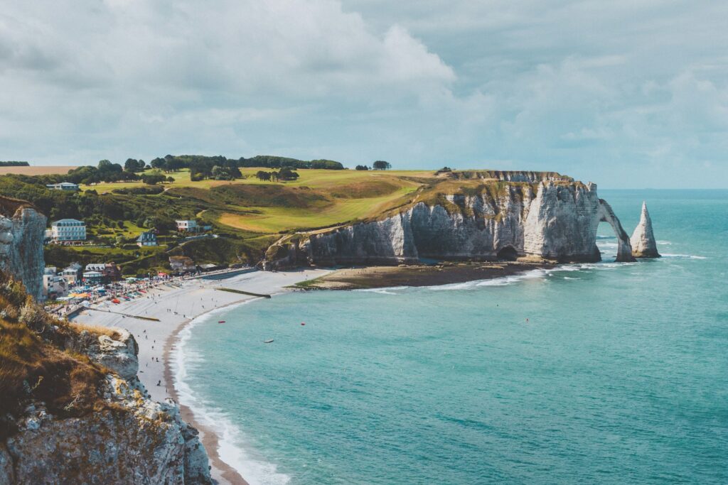 Etretat, sa place, ses falaises et la célèbre aiguille.