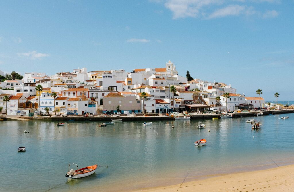 Soleil de novembre sur un village côtier en Algarve, une destination idéale pour passer les vacances de la Toussaint au soleil.