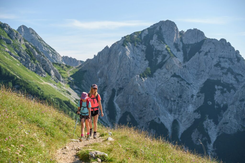 Une mère et son enfant lors d'une randonnée en montagne.