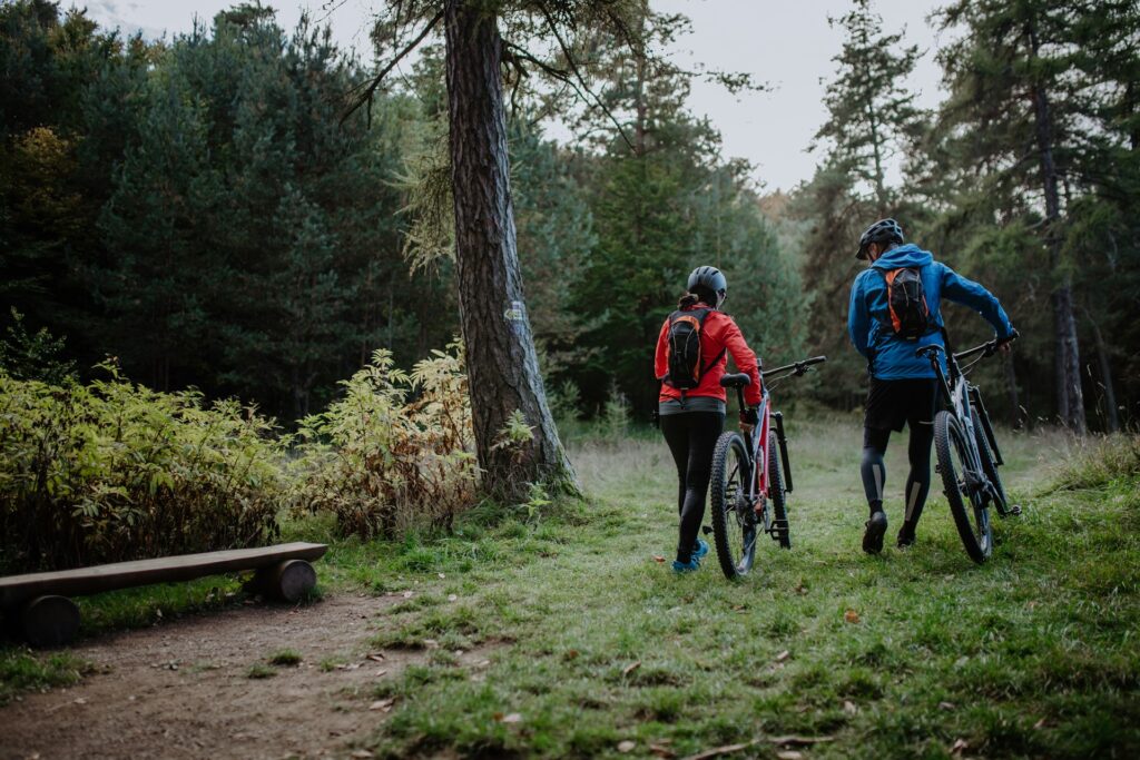 Un couple lors d'une promenade en VTT en forêt.
