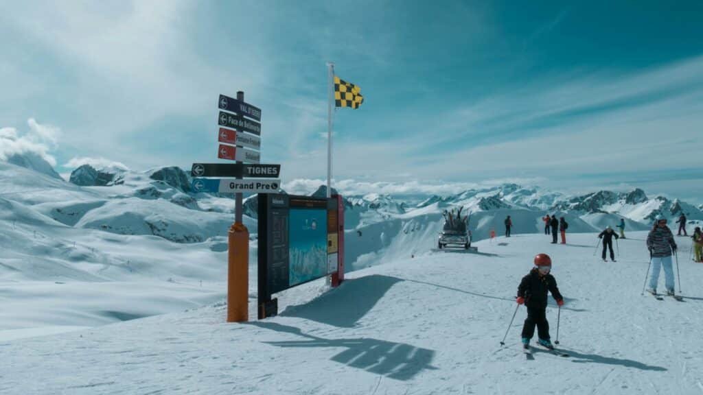Des skieurs sur une piste verte de Val d'Isère