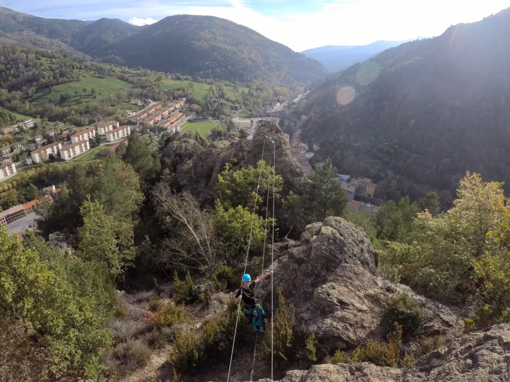 Une personne sur le pont tibetain de la Via Ferrata Roca de la Creu à Ribes de Freser dans la Alta Garrotxa.