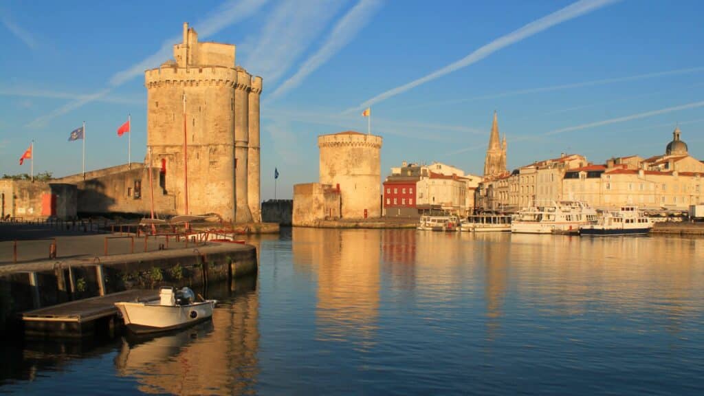 Le vieux port de La Rochelle et les tours médiévales de la Chaîne, la Lanterne et Saint-Nicolas.