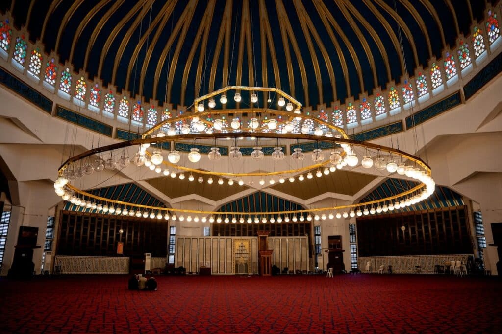 Salle de prières sous la coupole de la Mosquée du Roi Abdallah I.
