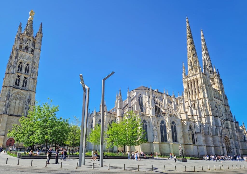 La cathédrale Saint-André et sa tour Pey Berland séparé au printemps sous un ciel bleu.