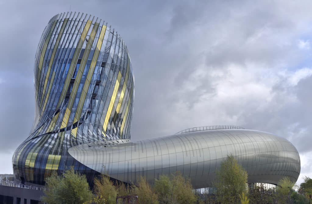 La silhouette contemporaine de la Cité du Vin à Bordeaux