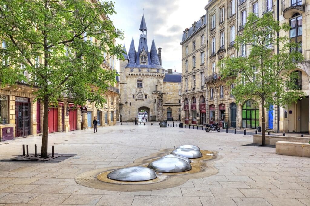 Petite fontaine moderne devant la porte Calihau