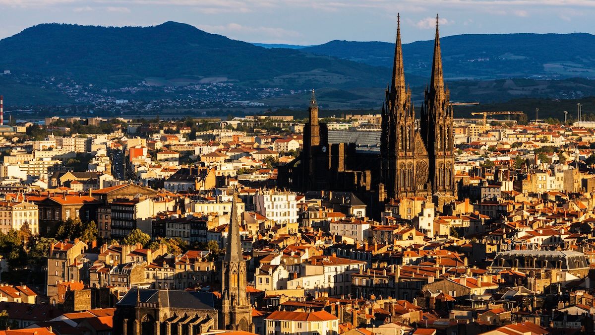 Vue panoramique de Clermont-Ferrand avec la cathédrale en pierre de Volvic et la chaîne des Puys en arrière-plan