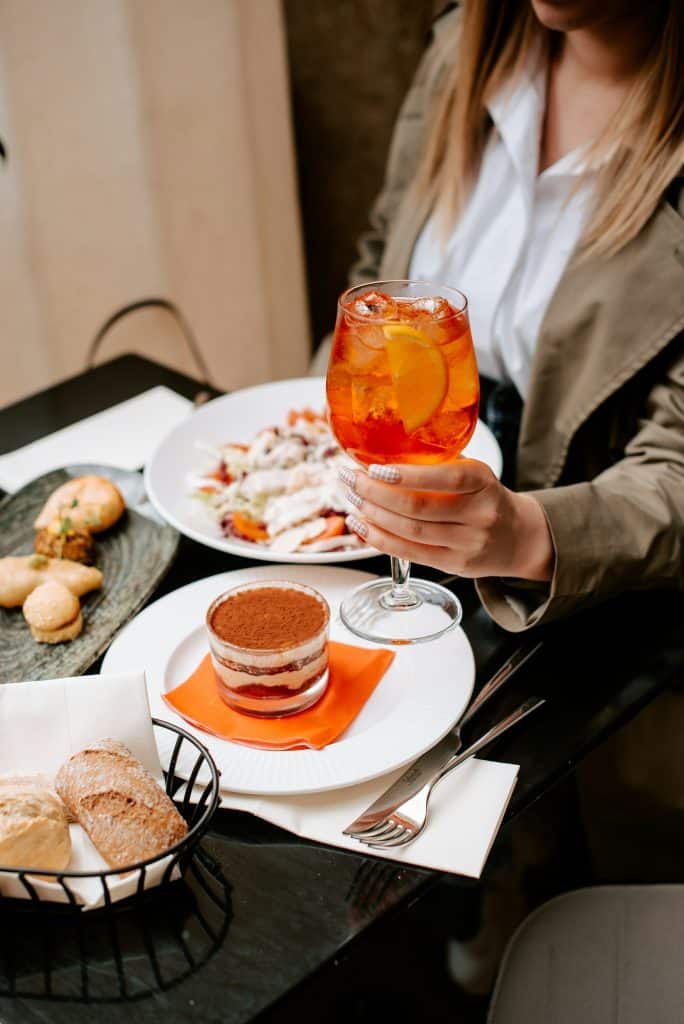 Une femme trinque lors d'un brunch à Lille