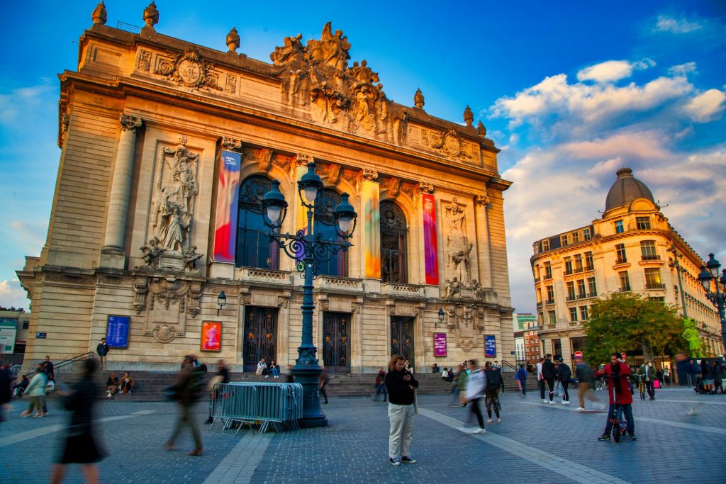 L'opéra de Lille et de nombreux passants.