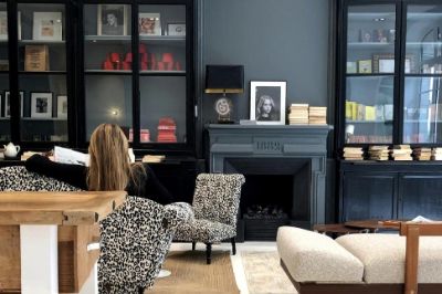 Une femme dans un salon de l'Hotel De Verdun 1882