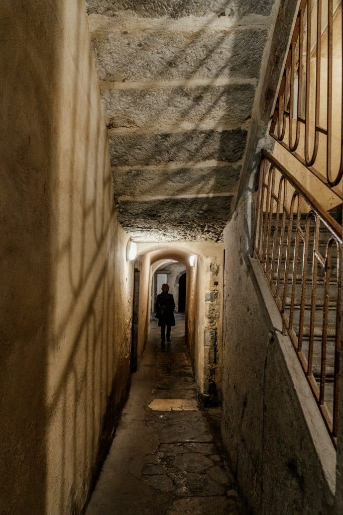 Un homme marche dans une traboule lyonnaise.