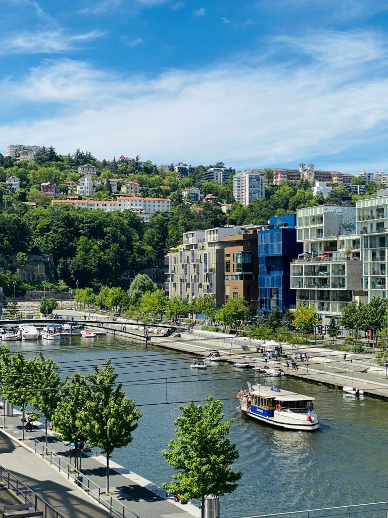 Un bateau de type Vaporetto navigue à Lyon Confluences