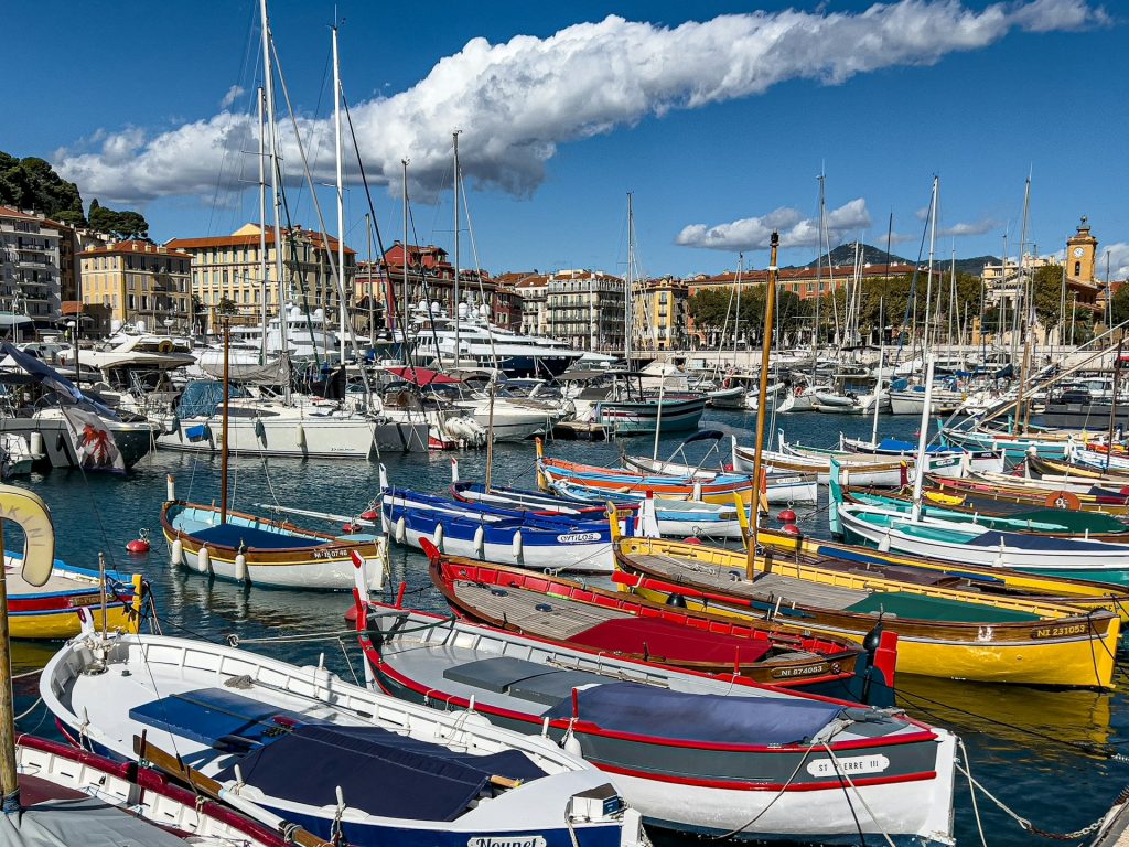 Barques de pêche, voiliers et yachts amarrés dans le port de Nice.