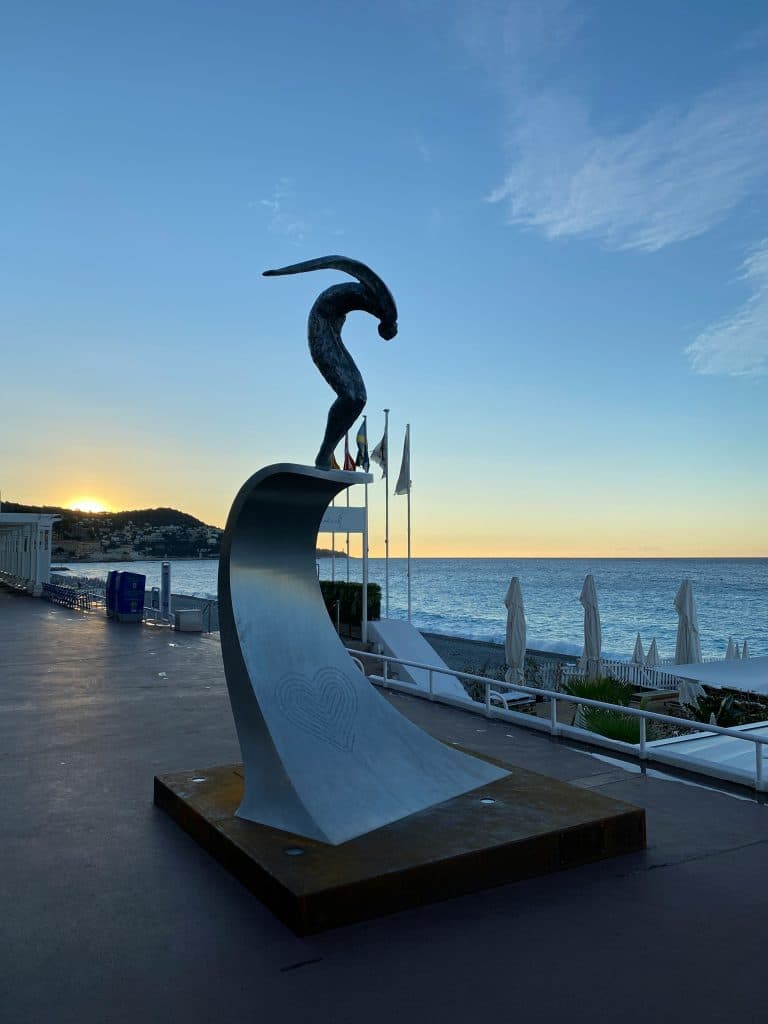 Gros plan sur une sculpture de la promenade des Anglais de Nice lors du lever de soleil.