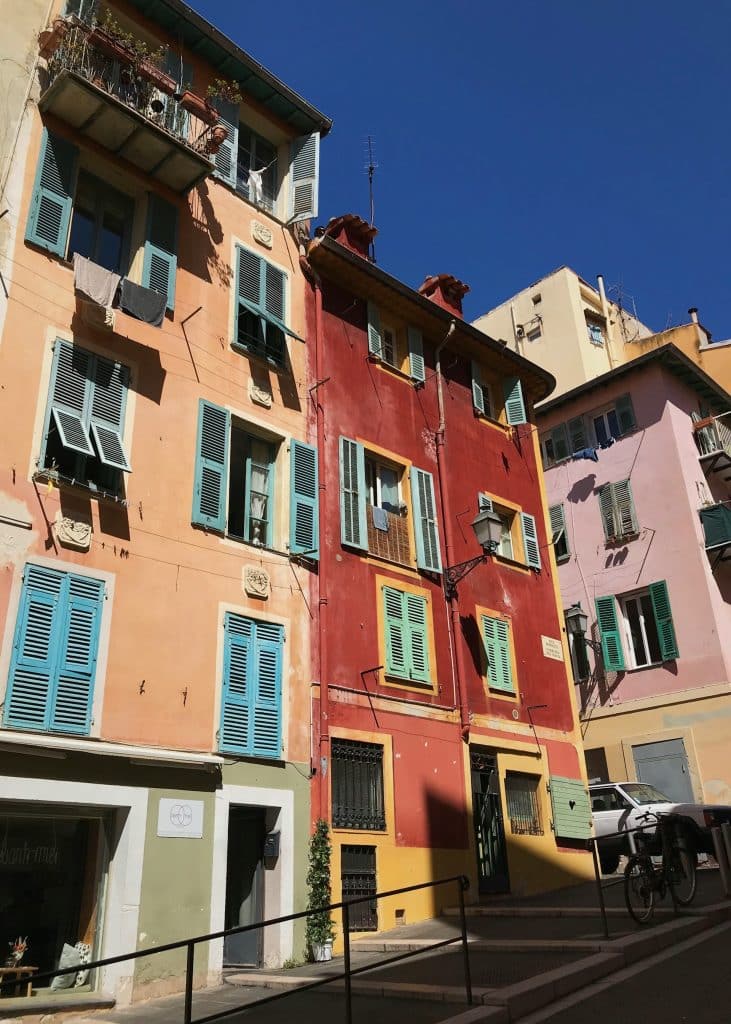 Maisons traditionnelles du quartier historique d eNice.