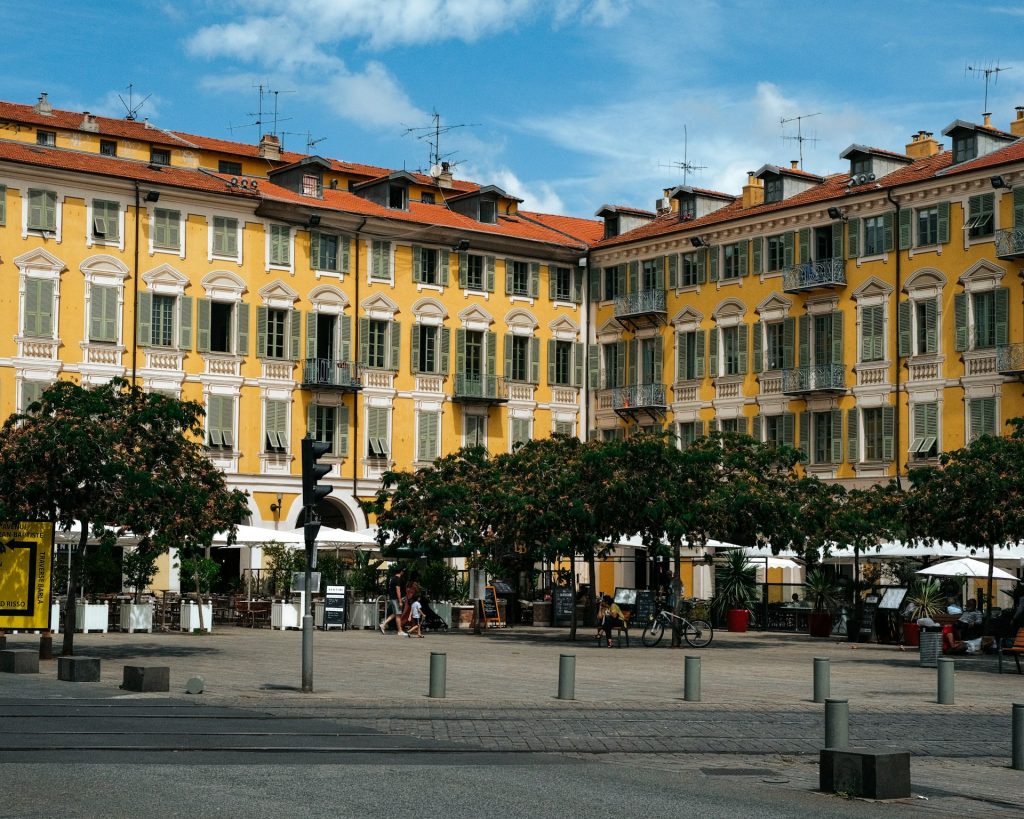La place Garibaldi à Nice et ses façades en trompe l'oeil