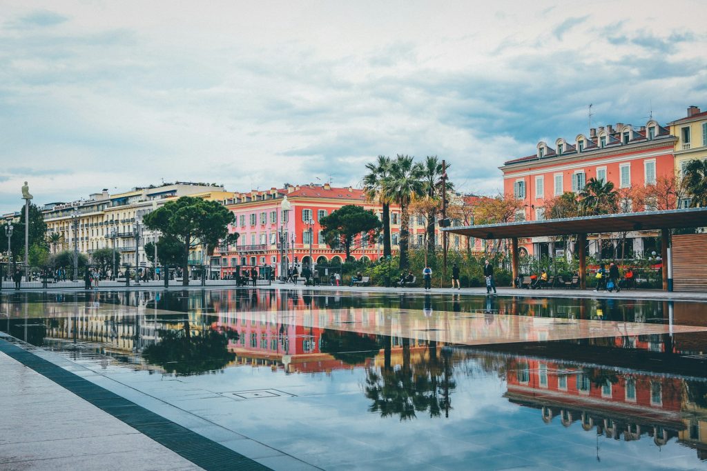 Miroir d'eau sur la promenade du Paillon à Nice.