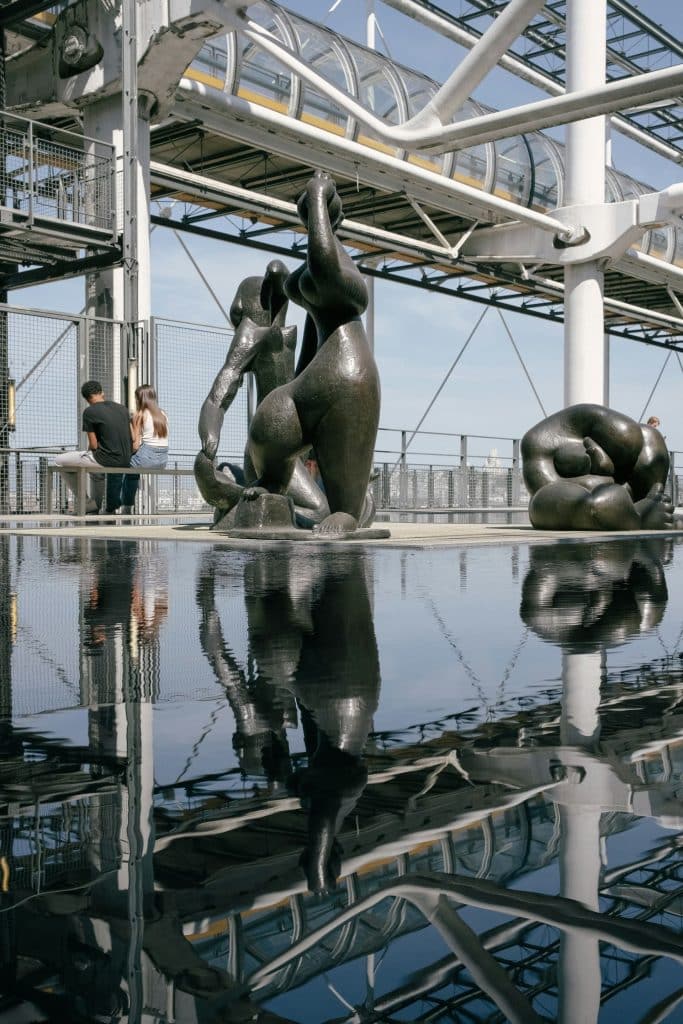 Des sculptures exposées sur une terrasse du Centre Pompidou.
