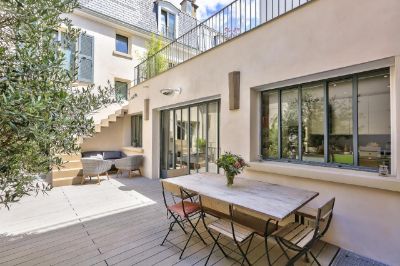 Terrasse dans la cour de la maison d'hôtes à Paris Le Clos de l'Olivier
