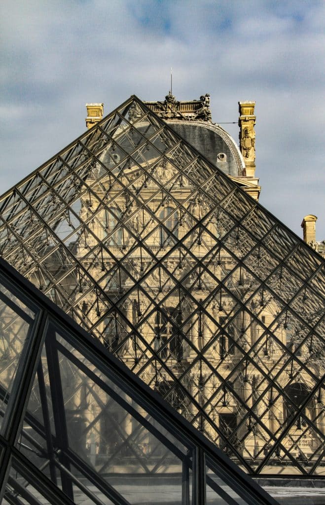 Pyramide du Louvre et le Palais en transparence