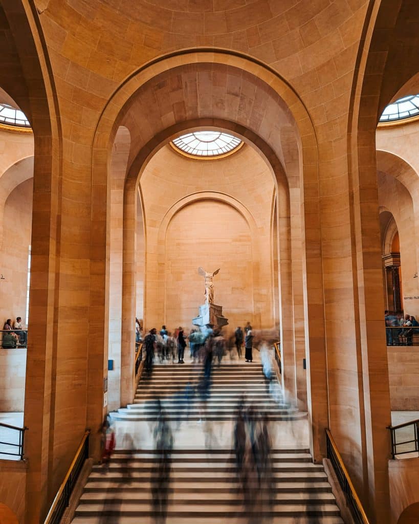 Grand escalier du Louvre dominé par la Victoire de Samothrace.
