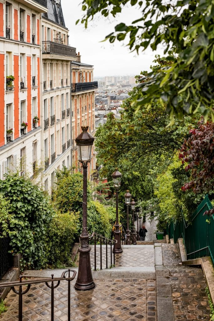 Un escalier grimpant vers le sommet de la butte Montmartre