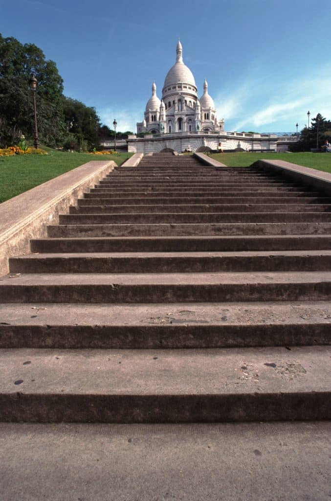 La basilique du Sacré Coeur et l'escalier pour la rejoindre à pied.