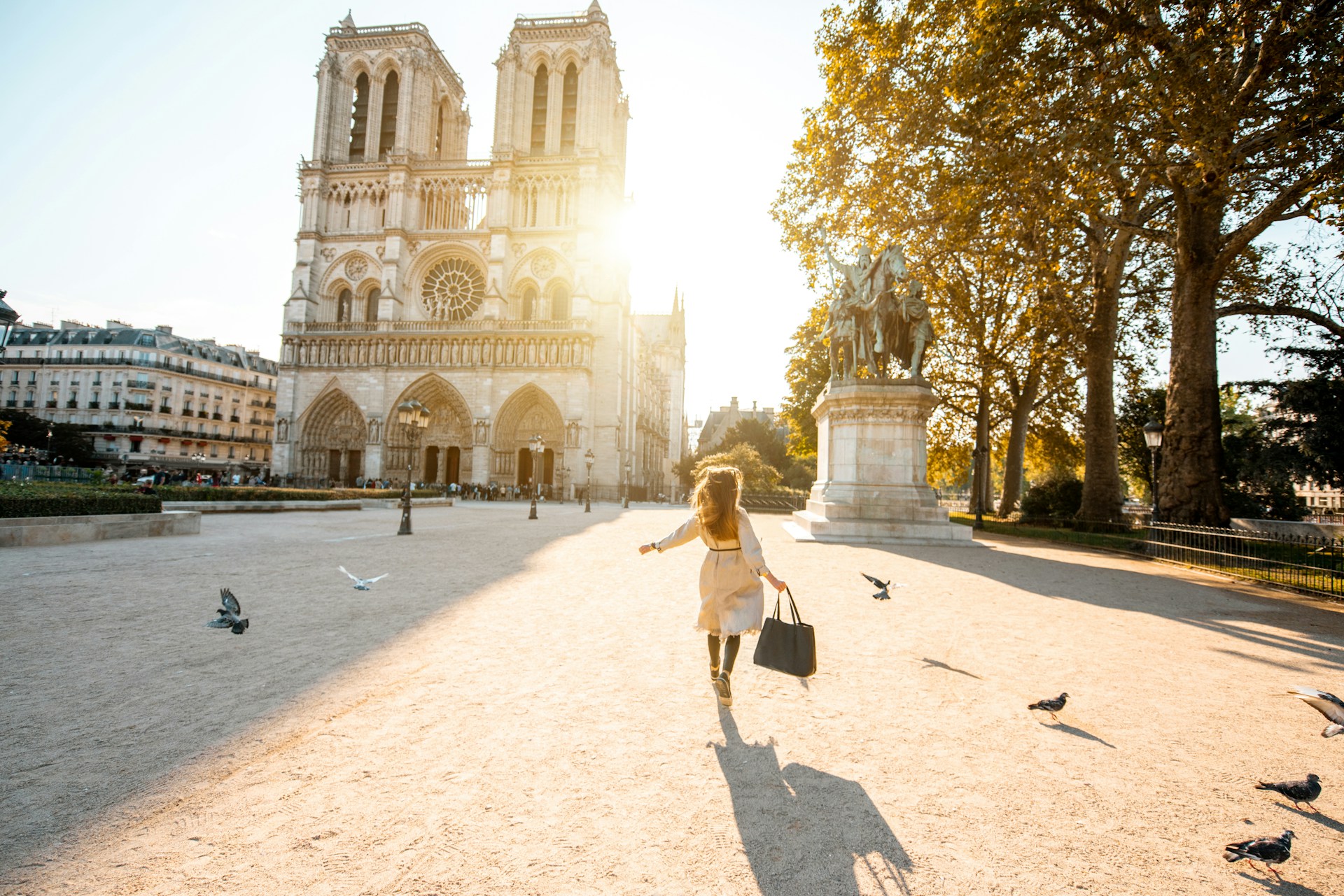 visiter-paris-en-3-jours-Notre-Dame de Paris Une femme devant Notre-Dame de Paris