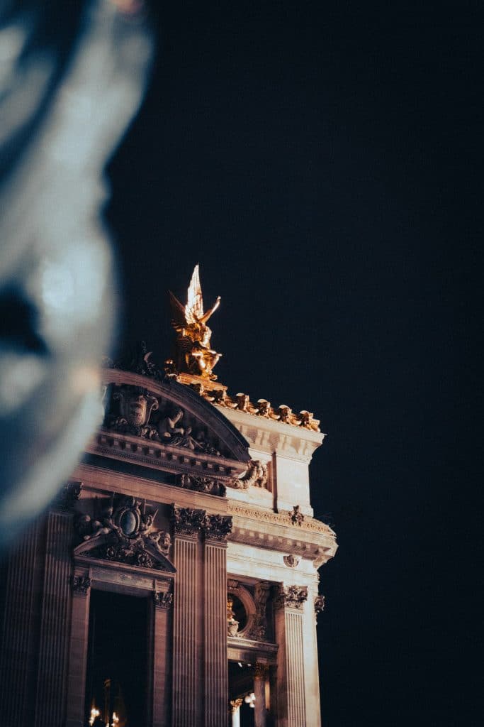 Détails de la façade du Palais Garnier de nuit
